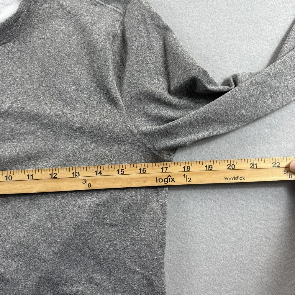 Under Armour Shirt Mens Small Gray Long Sleeve Crew Neck Base Layer Athletic